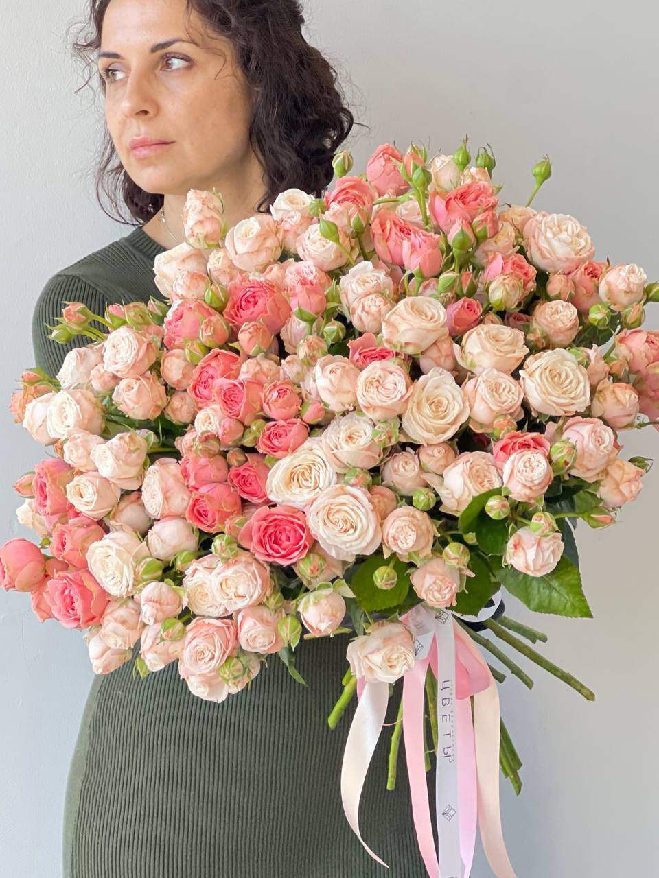 Большой букет розовых кустовых роз